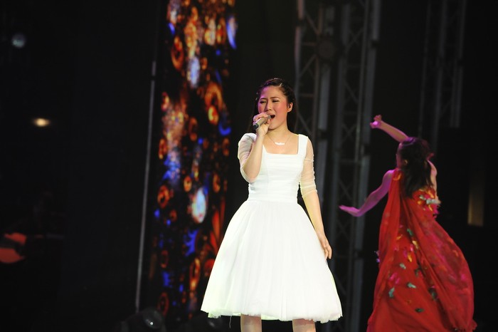 Với ca khúc đã được ca sĩ nổi tiếng Hồ Quỳnh Hương thể hiện thành công, nhưng Hương Tràm đã bộc lộ được tài năng âm nhạc cũng như cách xử lý kỹ thuật bài hát thông minh.