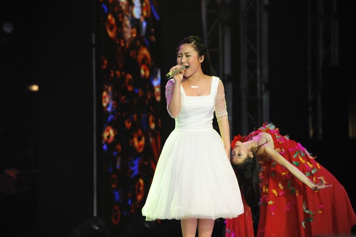 Khi nghe Hương Tràm biểu diễn, HLV Thu Minh tự hào về cô học trò nhỏ của mình và khán giả cũng rất hài lòng trước sự nỗ lực lao động nghệ thuật của Hương Tràm.