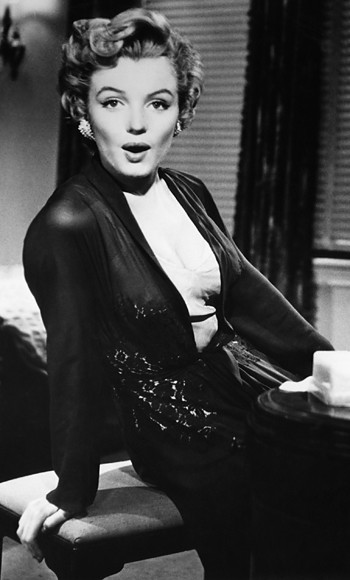 Diễn xuất không có gì đặc sắc trong bộ phim Don't Bother to Knock nhưng bù lại thân hình gợi cảm cùng những bộ trang phục khêu gợi đã giúp Marilyn Monroe để lại những ấn tượng khó quên trong lòng khán giả.