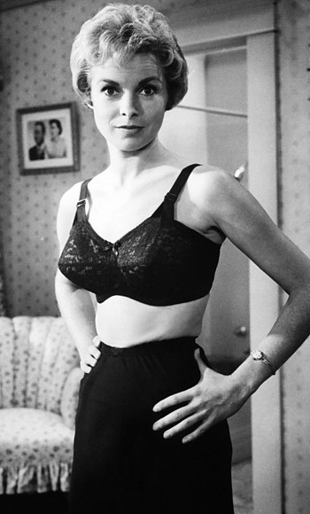 Janet Leigh xuất hiện vô cùng gợi cảm trong Psycho. Đặc biệt, cảnh tắm dưới vòi hoa sen của Janet Leigh trong phim Psycho được bình chọn là cảnh kết liễu trong phim hay nhất mọi thời đại.