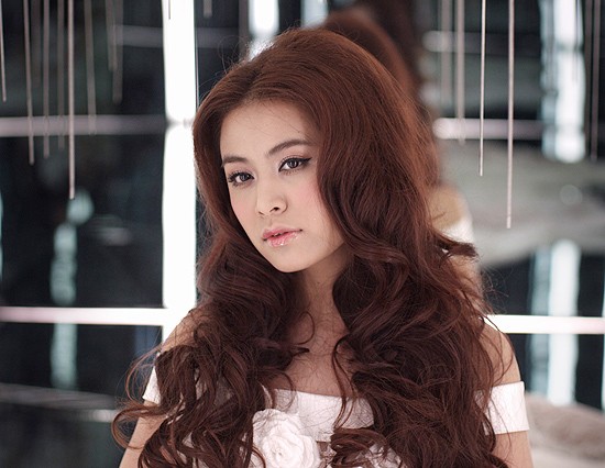 Hoàng Thùy Linh trong MV "Rơi".