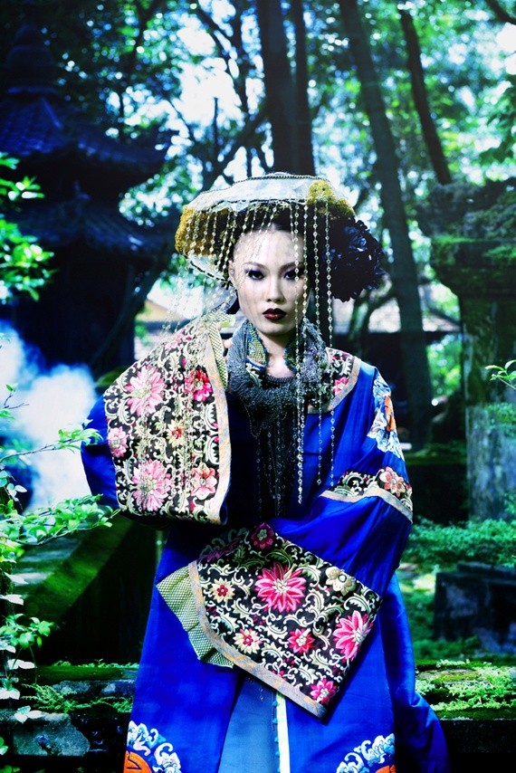 Mai Thị Giang là thí sinh trưởng thành rõ nét nhất từ phần đầu tiên, thí sinh đã biết cách tạo dáng hài hòa giữa trang phục, thần thái của gương mặt với khung cảnh cổ kính của chùa Hội Sơn.