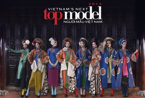 Với bộ sưu tập của nhà thiết kế Mai Lâm, các thí sinh của Vietnam’s Next Top Model có dịp được thể hiện sự mạnh mẽ nhưng vô cùng thanh lịch, nữ tính trong trang phục cổ truyền.