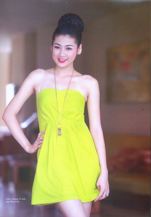 Á hậu 1 – Hoa hậu Việt Nam Dương Tú Anh nổi bật với đôi môi đỏ tươi cùng chiếc váy ngắn màu vàng chanh.