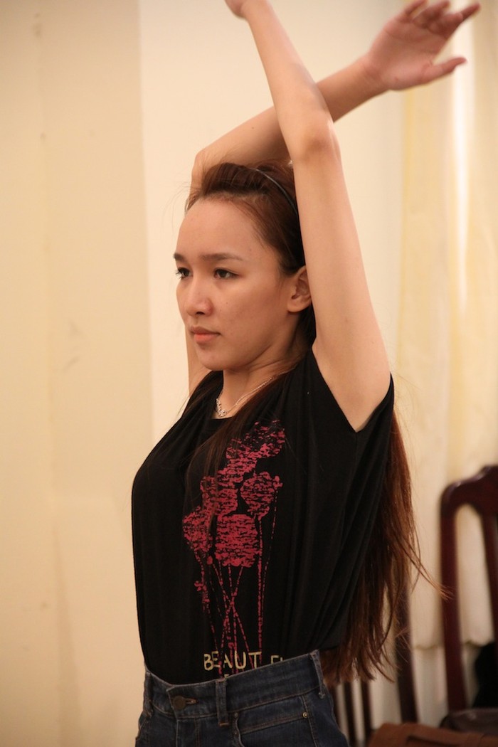 Miss Teen Thảo My chăm chỉ tập luyện vũ đạo với gương mặt mộc phờ phạc và có phần mệt mỏi.