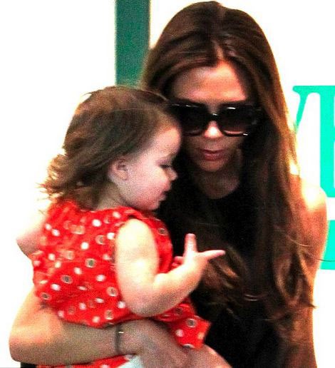 Hôm 26/10, cô công chúa nhỏ Harper đã cùng mẹ đi mua sắm tại chuỗi cửa hàng danh tiếng ở Beverly Hills (California).