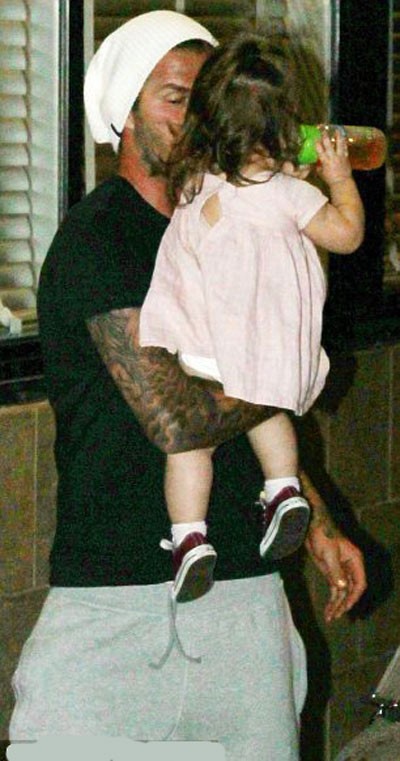 Chàng cầu thủ điển trai David Beckham luôn chứng tỏ mình là người bố quan tâm, chăm sóc chu đáo các con của mình.