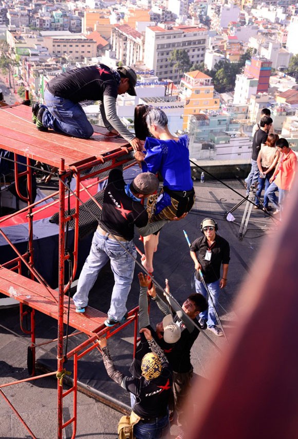 Với chủ đề "Rise Above", các thí sinh được "thả mình" trên nóc của tòa nhà Chill Sky Bar, TP HCM.