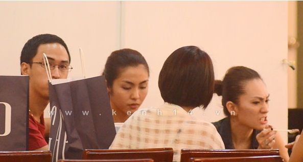 Trước đó, tối 5/11/2011, Tăng Thanh Hà ngồi cạnh bạn trai trong một quán kem ở Trung tâm thương mại Vincom Hà Nội.