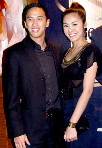 Đến tháng 11/2009, mỹ nhân Việt tiếp tục được người yêu 'hộ tống' tham dự một buổi tiệc lớn tại khách sạn Intercontinental.