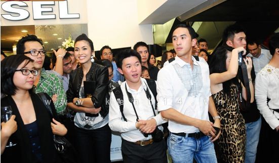 Vào tháng 11/2010, Tăng Thanh Hà cùng rất nhiều sao Việt khác đến dự buổi ra mắt thương hiệu thời trang quốc tế mà gia đình chàng trai "lạ mà quen" là đại diện phân phối tại Việt Nam.