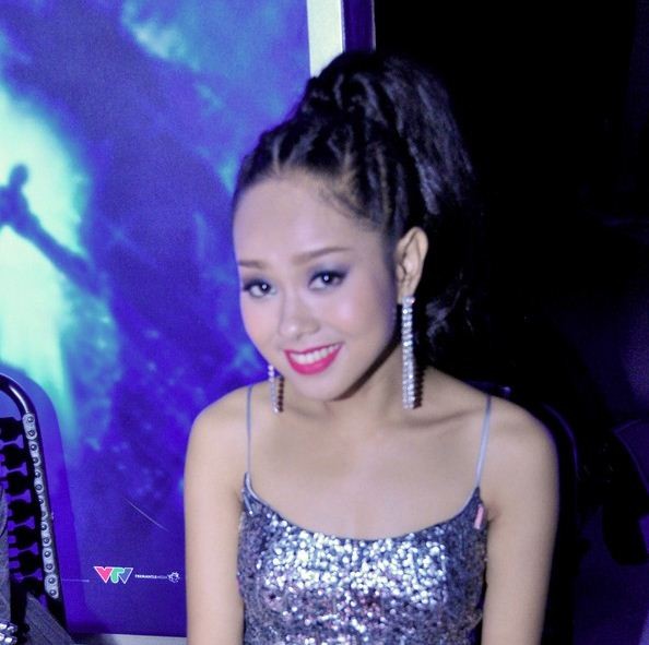 Hoàng Quyên xinh xắn ở hậu trường Vietnam Idol