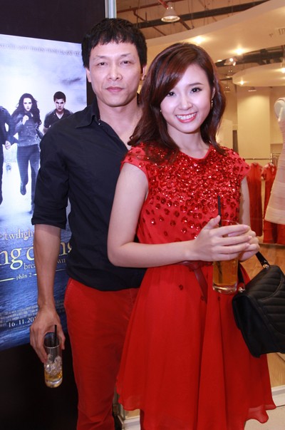 Midu bên đạo diễn Ngô Quang Hải khi xem phim "Hừng đông" phần cuối tại TP HCM vào tối 15/11.