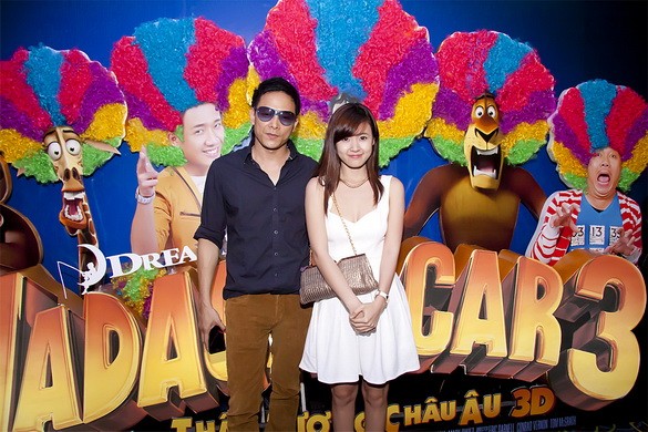 Midu và đạo diễn Ngô Quang Hải trong buổi chiếu ra mắt phim Madagascar 3 vào tháng 8/2012.