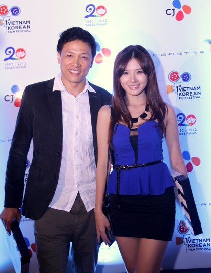 Tối 18/10 vừa qua, Midu cùng Quang Hải xuất hiện trong đêm khai mạc Liên hoan phim Việt Hàn lần thứ 1.