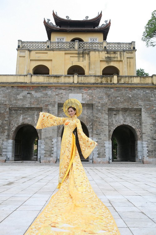 Diễm Hương khoe vẻ đẹp rạng ngời và ấn tượng. Chiếc áo dài của hoa hậu dài 10m, thêu 1.000 con phượng.