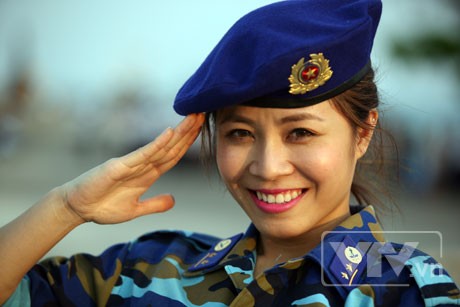 Nguyễn Hoàng Linh sinh năm 1987 nhưng cô đã trở thành "linh hồn" của chương trình Chúng tôi là chiến sĩ phát sóng trên VTV mỗi tuần.