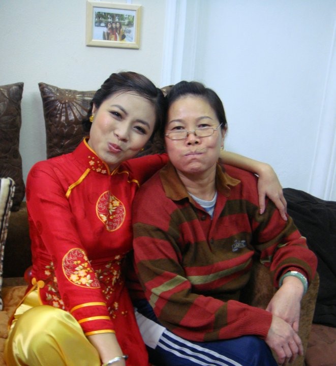 Hoàng Linh tạo dáng kute khi chụp ảnh cùng mẹ.