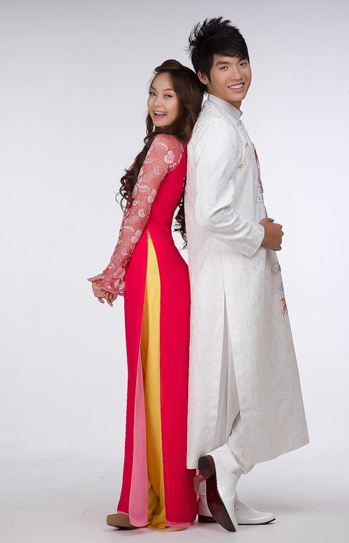 Trong trang phục áo dài của nhà thiết kế Thuận Việt, nàng Minh Minh cùng giải vàng Ngôi sao người mẫu 2011 Nam Thành tạo thành một cặp đẹp đôi ăn ý.