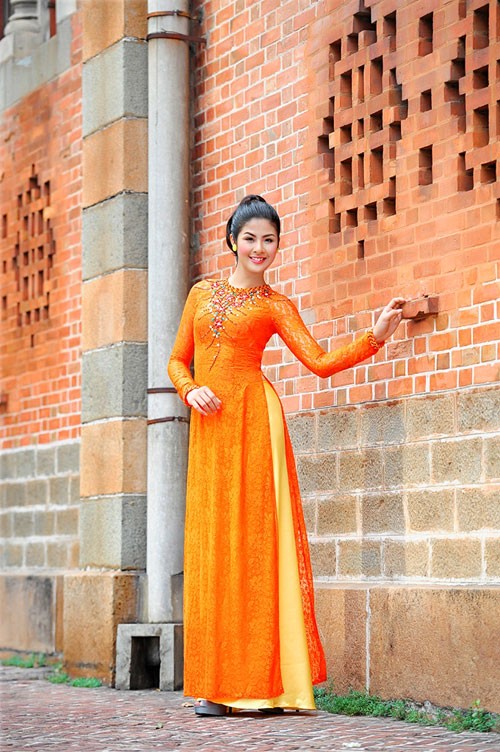 Hoa hậu Việt Nam 2010 tung tăng dạo phố Sài Gòn trong tà áo dài của nhà thiết kế Thuận Việt.