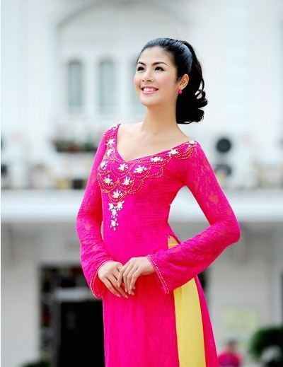 HH Ngọc Hân xinh đẹp và nổi bật trong tà áo dài hồng trên đường phố Hà Nội.