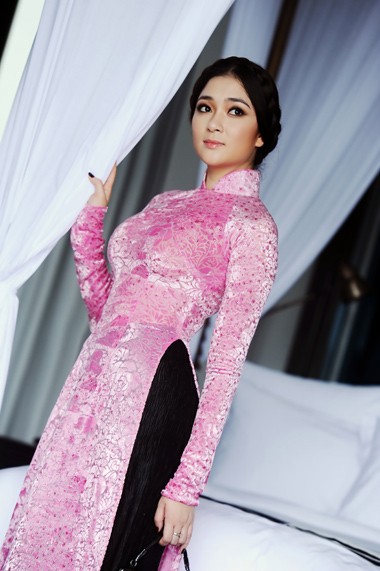 Diện áo dài quần đen theo phong cách cổ điển, Hoa hậu Việt Nam 2004 thực hiện bộ ảnh mơ về thời gian xưa ở Đà Nẵng.