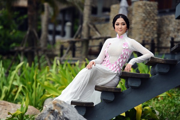 Nguyễn Thị Huyền nền nã với áo dài trắng thêu lá hồng.