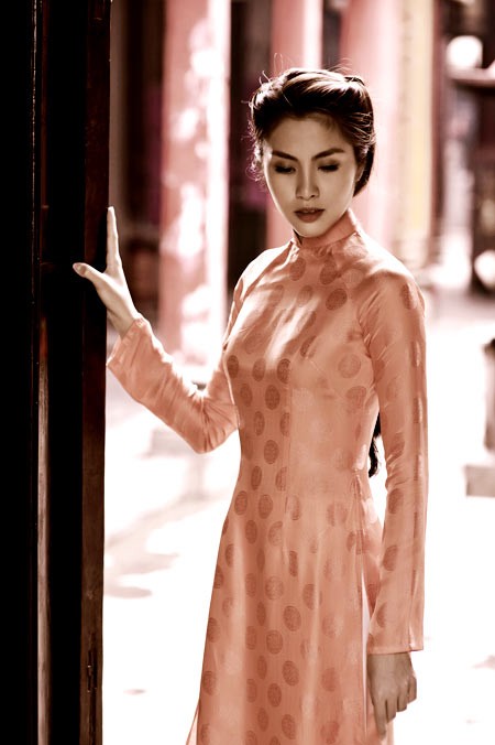 Trong tà áo dài hồng nhạt, mỹ nhân của giải thưởng 'Ngôi sao của năm' có giây phút thanh tịnh bên cửa Phật.