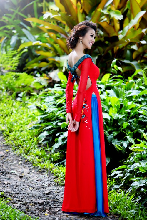 Siêu mẫu Thanh Hằng khoe lưng thon cùng nét thanh xuân trong bộ áo dài của NTK Thuận Việt.