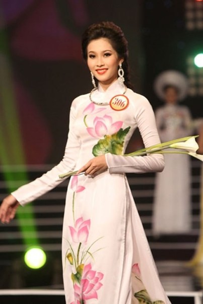 Hoa hậu Thu Thảo thuần khiết trong tà áo dài trắng thêu hoa sen, biểu tượng cho tâm hồn người Việt.