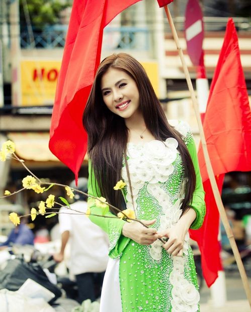 Nữ diễn viên Vân Trang yêu kiều trong tà áo dài đón Xuân sang.