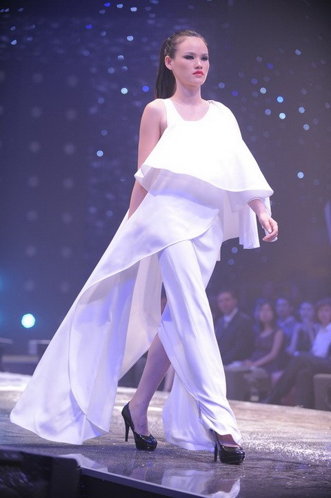 Khi còn là người mẫu của Be U, Tuyết Lan vẫn được mời trình diễn tại Chung kết Vietnam's Next Top Model 2011.