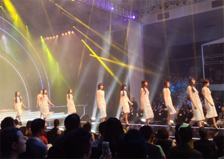 Top 15 của Next Top năm nay nổi bật trên sân khấu đêm Chung kết.