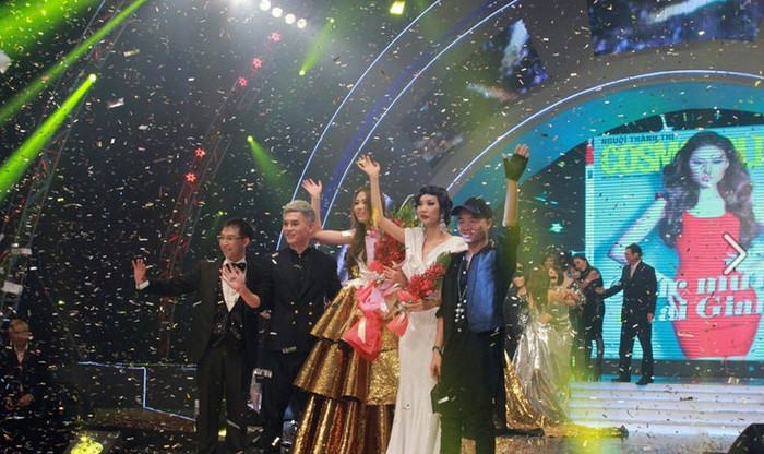 4 vị giám khảo cùng gia đình lên sân khấu chúc mừng Mai Giang.