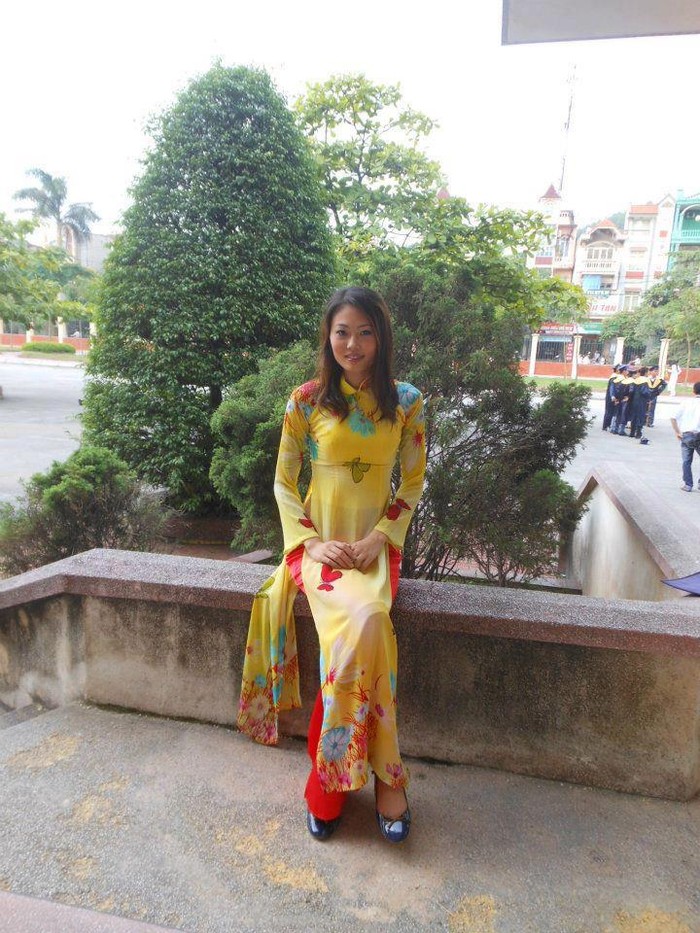 Mai Thị Giang dịu dàng trong tà áo dài tại khu B5 của trường Đại học Hải Phòng.