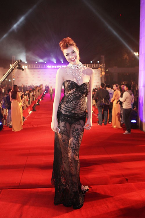 Diện chiếc váy do NTK Hoàng Hải thiết kế tại Liên hoan phim Quốc tế tại Hà Nội, Hồng Quế bị hứng "đá" và bị chê là ăn mặc quá hở hang, không phù hợp với sự kiện văn hóa lớn.