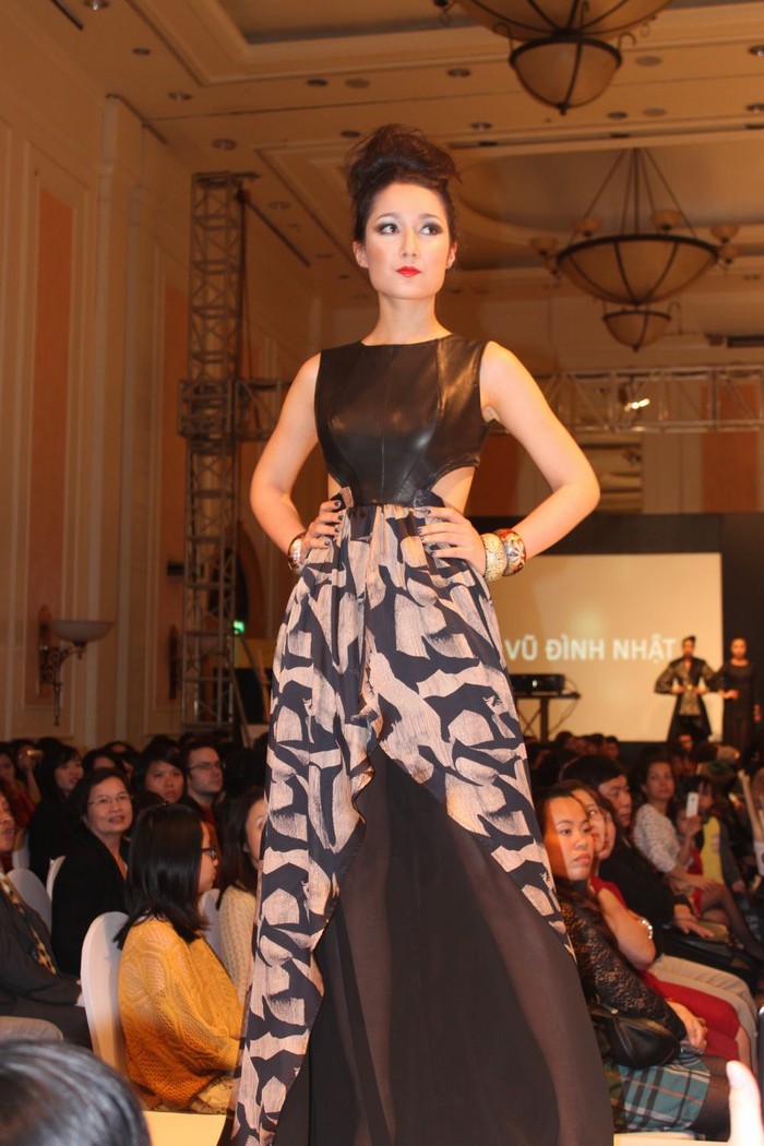 Trong đó có mẫu thiết kế của Anna Trương được giới thời trang đánh gia cao.