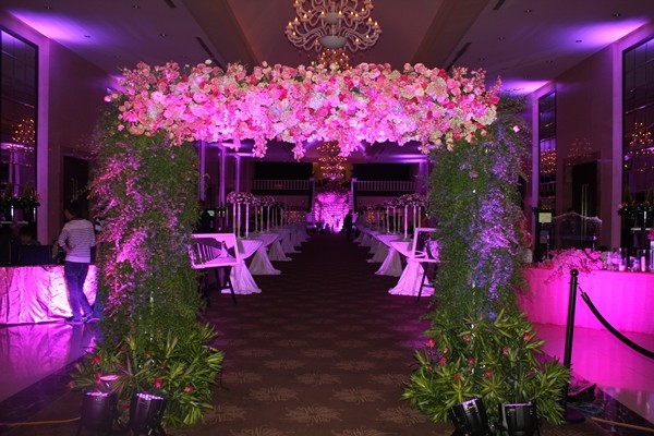 Cổng hoa và ánh đèn tím hồng tạo nên một không gian rất lãng mạn cho tiệc cưới của Hoa hậu và doanh nhân Đức Hải.
