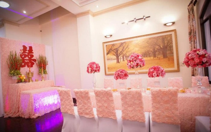 Bên trong ngôi nhà của nhà chồng hoa hậu Jennifer Phạm, những tấm vải đính hoa cầu kỳ màu hồng nhạt được dựng lên làm phông và làm khăn trải bàn, mang phong cách lãng mạn.