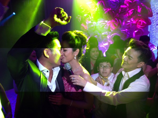 Trước sự chứng kiến của 1.000 quan khách, nữ MC xinh đẹp trao cho chồng nụ hôn say đắm trong tiếng chúc tụng của mọi người.