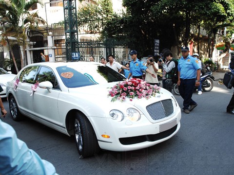 Đám cưới nữ MC nổi tiếng, Jennifer Phạm về nhà chồng trên chiếc xe siêu sang Bentley Continental Flying Spur toàn trắng. Continental Flying Spur là dòng Bentley phổ biến nhất Việt Nam.
