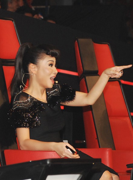 Phút "quá phấn khích" của Thu Minh trong phần thi của thí sinh tại The Voice.