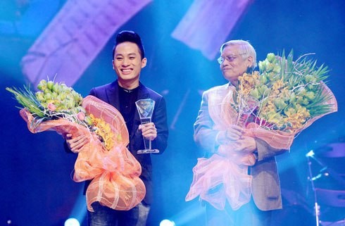 Ca sỹ Tùng Dương và nhạc sỹ Doãn Nho tại Lễ trao giải