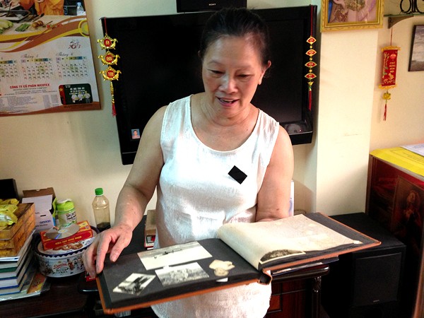 Bà Kim Dung - vợ nghệ sĩ Văn Hiệp xem lại những tấm hình kỉ niệm cũ