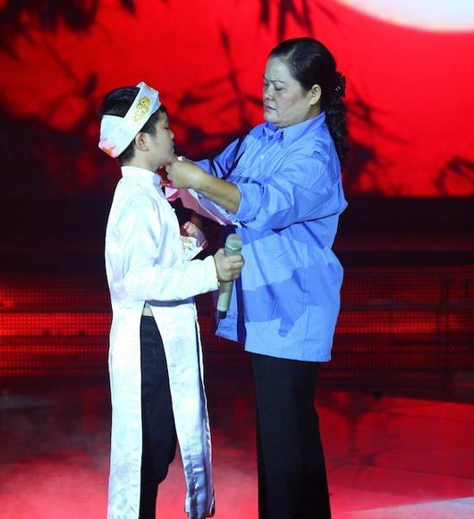 Mẹ Quang Anh lên sân khấu động viên con trai