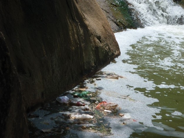 Nước và rác sủi bọt, bốc mùi ở thác Cam Ly, Đà Lạt (Ảnh: Phunuonline.com.vn)