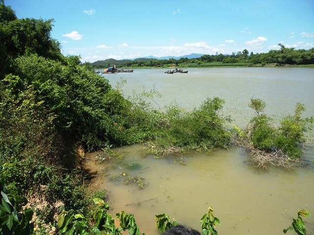 Dân bức xúc vì khai thác cát gây sạt lở bờ sông Kiến Giang  ảnh 2