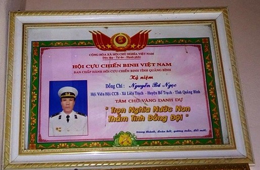 Vì mất hết giấy tờ, nên hiện tại anh Ngọc chỉ có duy nhất một tấm bằng kỷ niệm của Hội Cựu chiến binh Việt Nam (Ảnh: Hoàng Hà)
