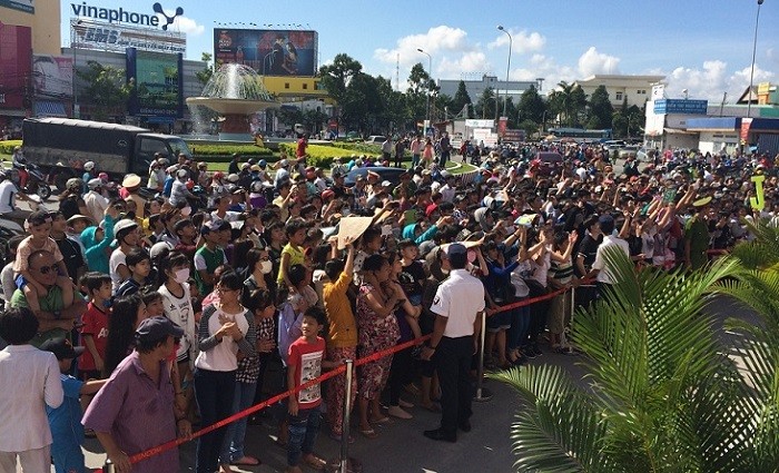 Ngay sau khi chính mức mở cửa, Vincom Hùng Vương đã đón chào một lượng đông đảo người dân tới tham quan mua sắm.