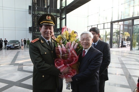 Bộ trưởng Trần Đại Quang tặng hoa chúc mừng, cảm ơn đồng chí Tổng Bí thư Nguyễn Phú Trọng đến dự Hội nghị Công an toàn quốc lần thứ 69